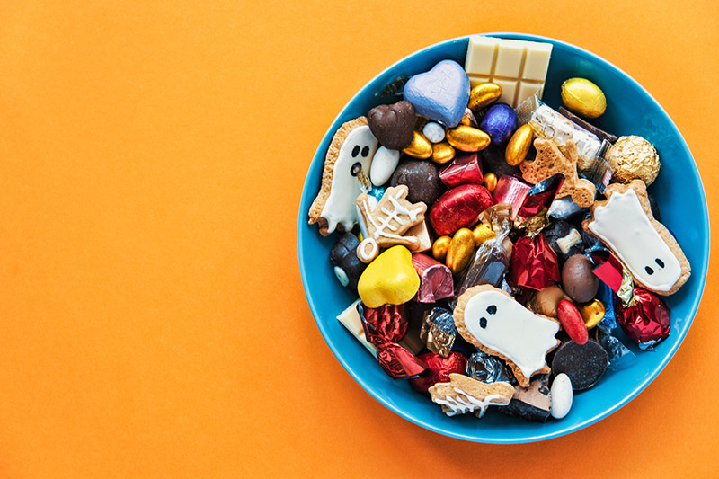 Halloweenのお菓子の安全確認やアレルギー対策のイメージ