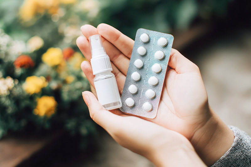 花粉症の処方薬イメージ - 点鼻スプレーと内服薬(NJ・NYのアレルギー治療)