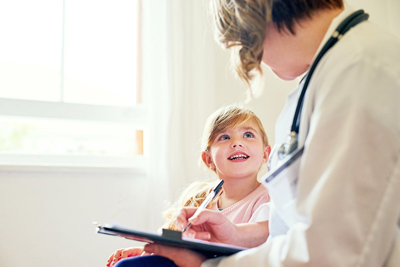スクールフォームのために医師の健康診断を受ける子ども