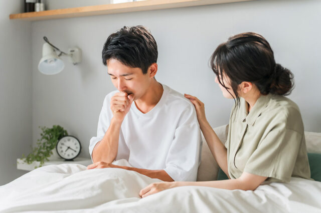 ニューヨーク・ニュージャージーの冬、咳が続き体調不良で横になる男性